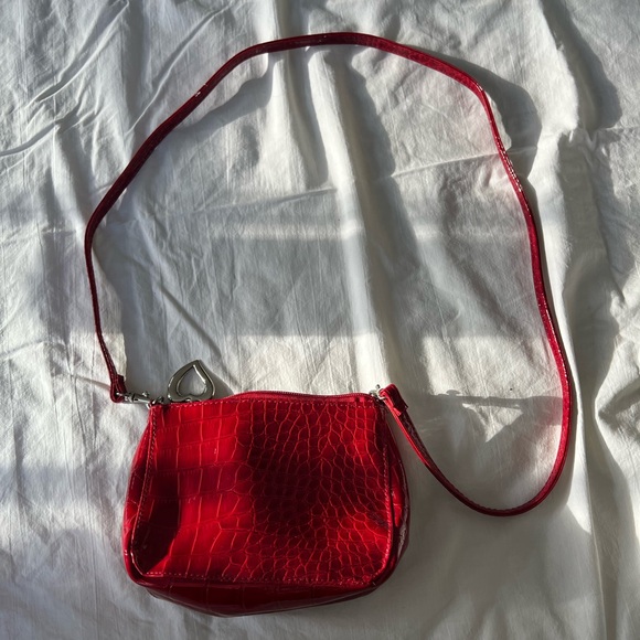 red faux leather heart purse - Picture 2 of 3